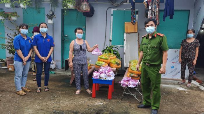 Trao quà cho người dân ở đường 128, P.Phước Long A, TP.Thủ Đức, TP.Hồ Chí Minh (ngày 13/09/2021)